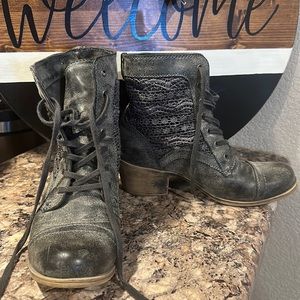 Like new Roxy booties size 7